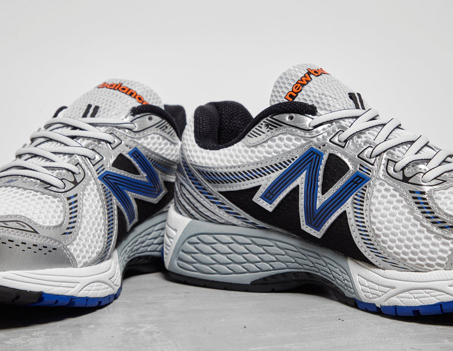 860 WHT/BLU