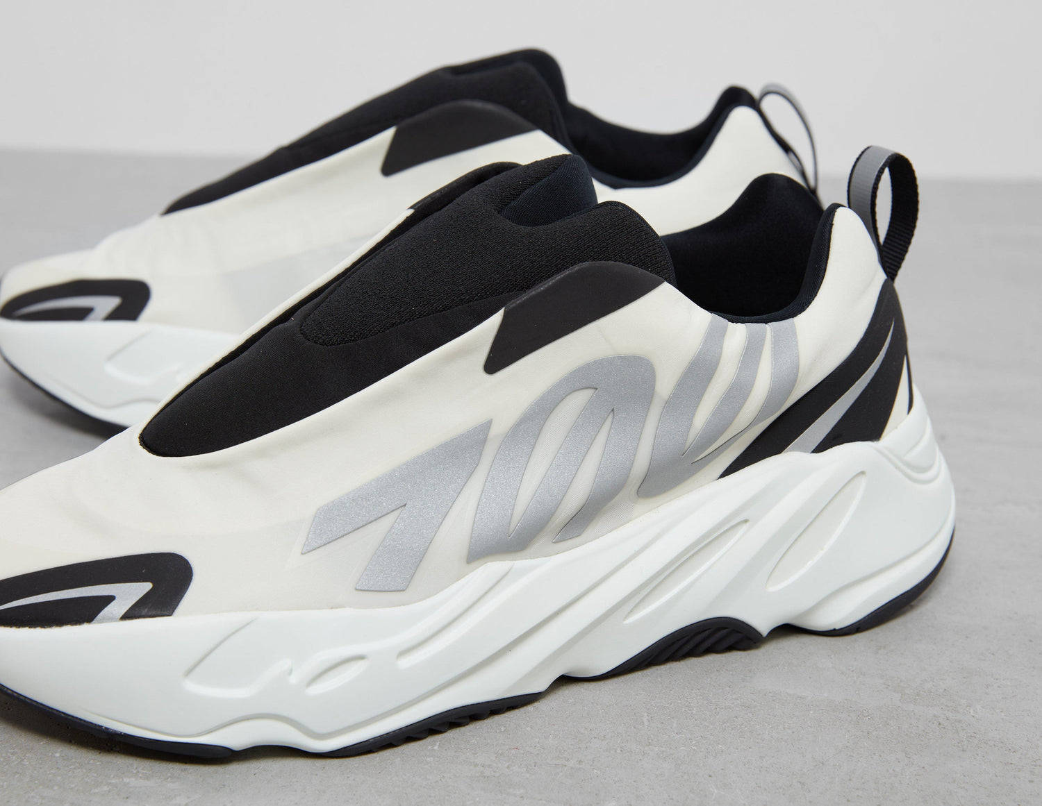 !YEEZY 700 MNVN L'LESS AN