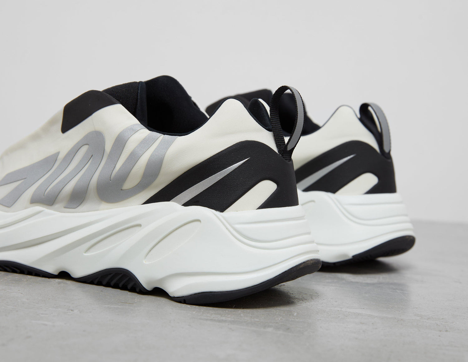 !YEEZY 700 MNVN L'LESS AN