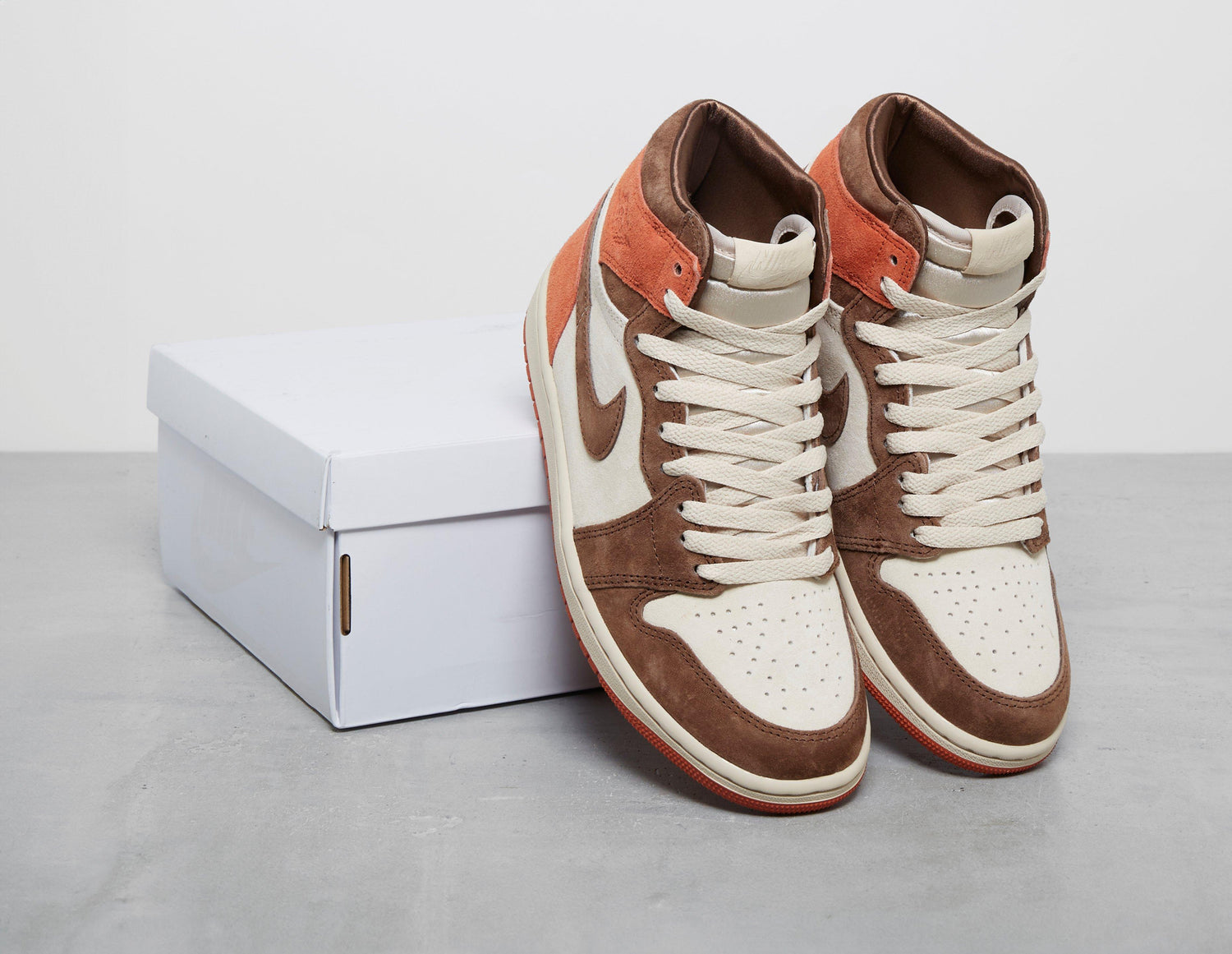 W AJ 1 HI QS BRN/BRN