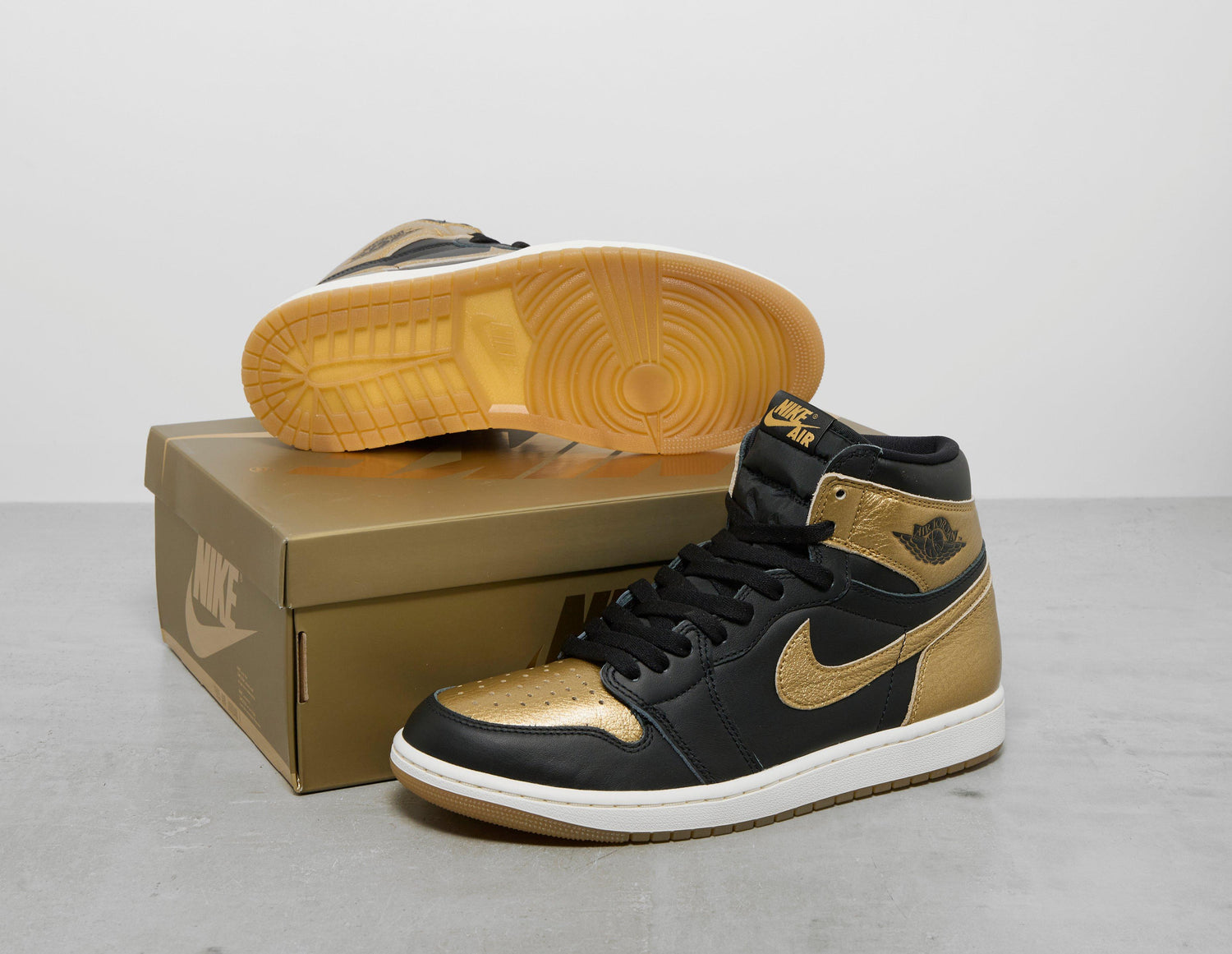 AJ 1 HI RM BLK/GLD/BLK