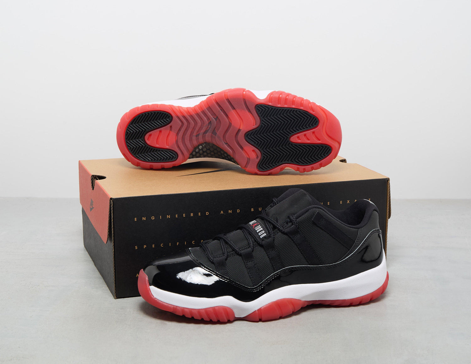 AJ 11 LOW BLK/RED/WHT