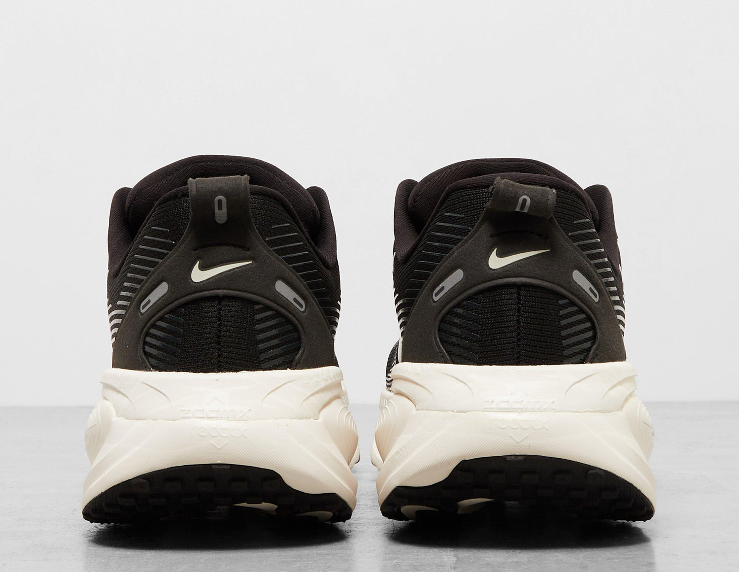 VOMERO 18 BLK/SAIL/SAIL