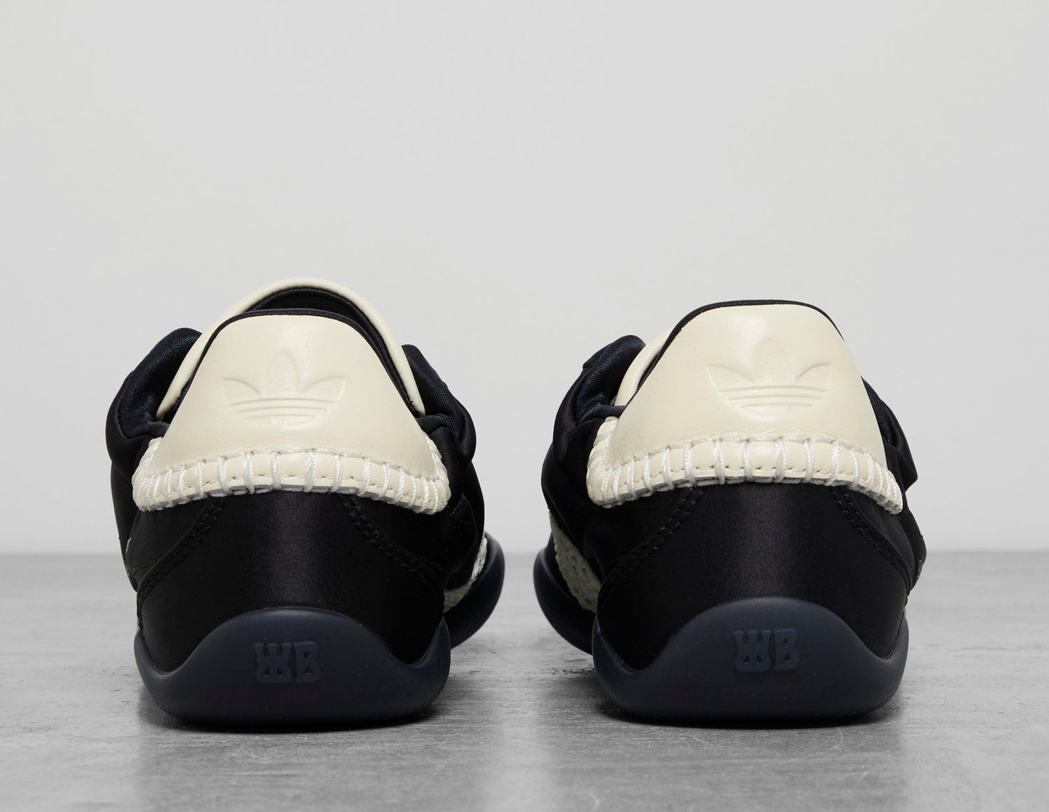 !KARINTHA SAT WB BLK/WHT