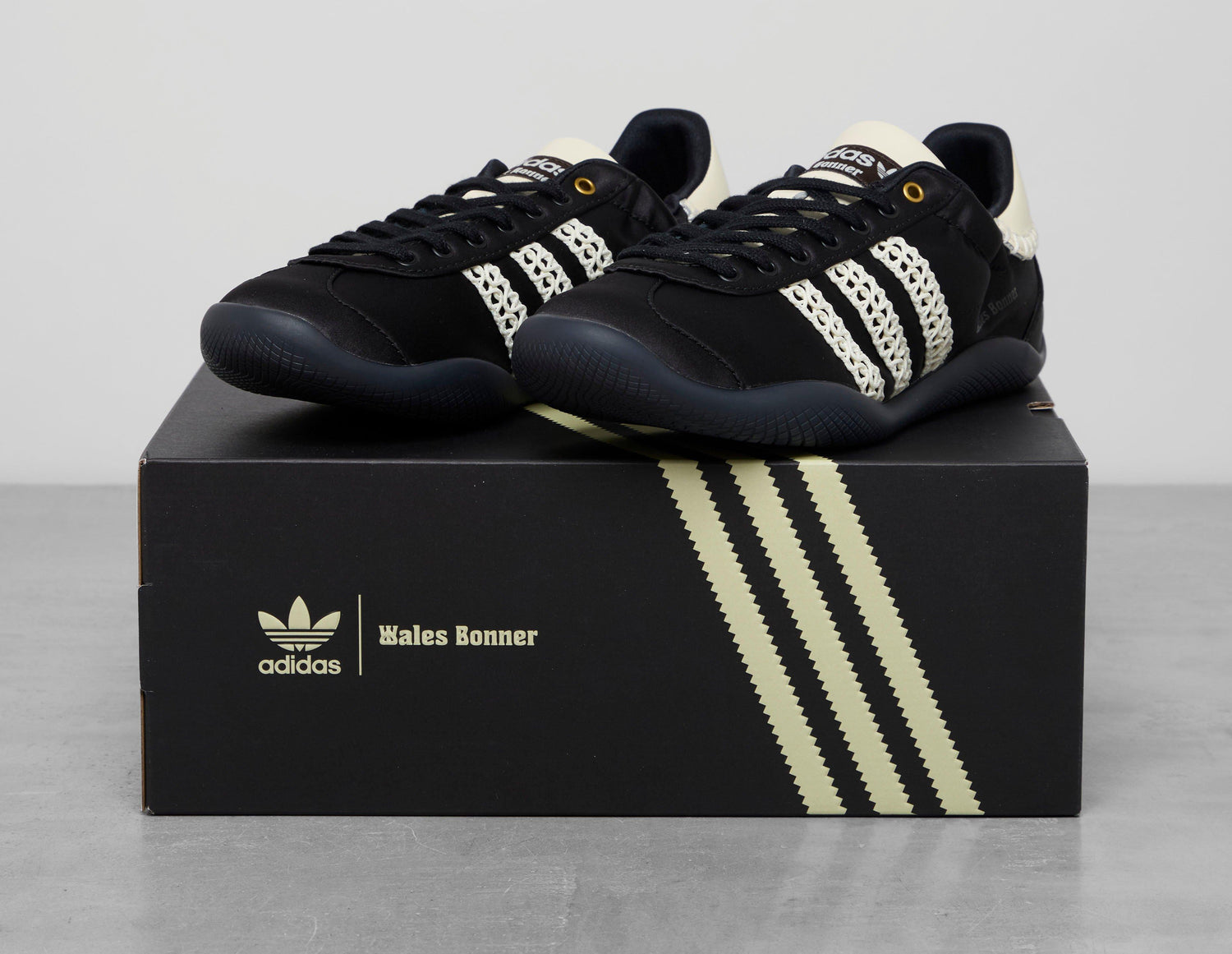 !KARINTHA SAT WB BLK/WHT