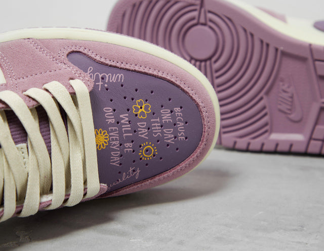 W AJ 1 LOW LO PURP/YEL