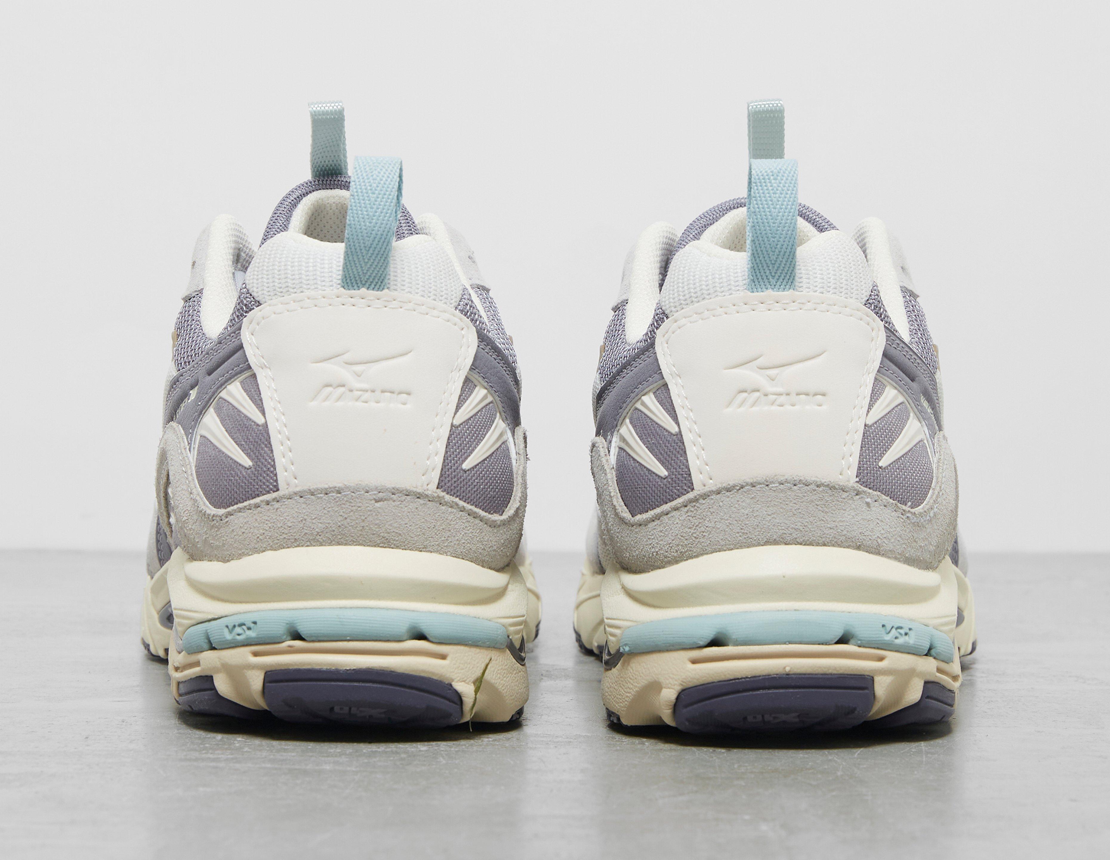 grey Mizuno Wave Rider 10