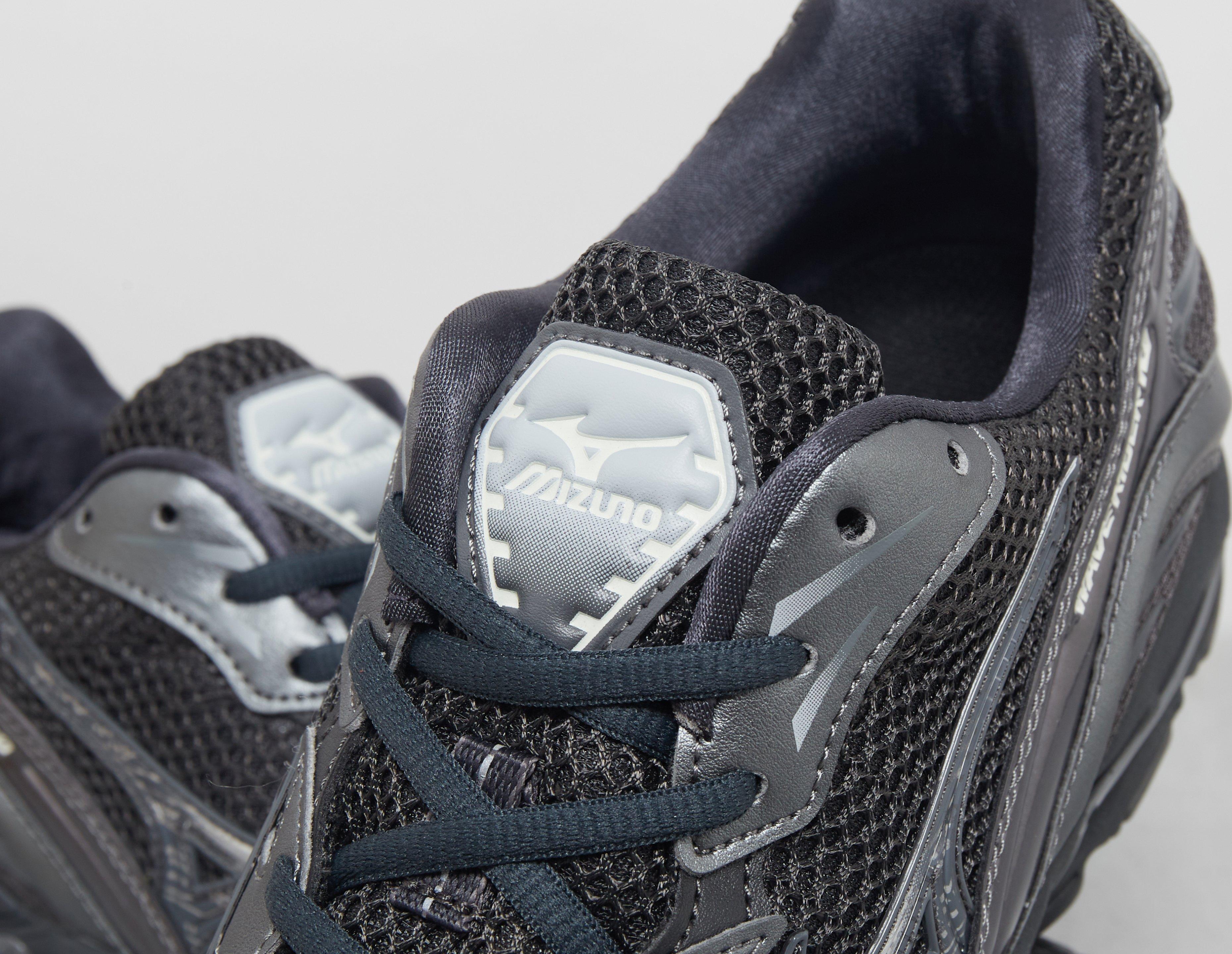 Black Mizuno Wave Rider 10