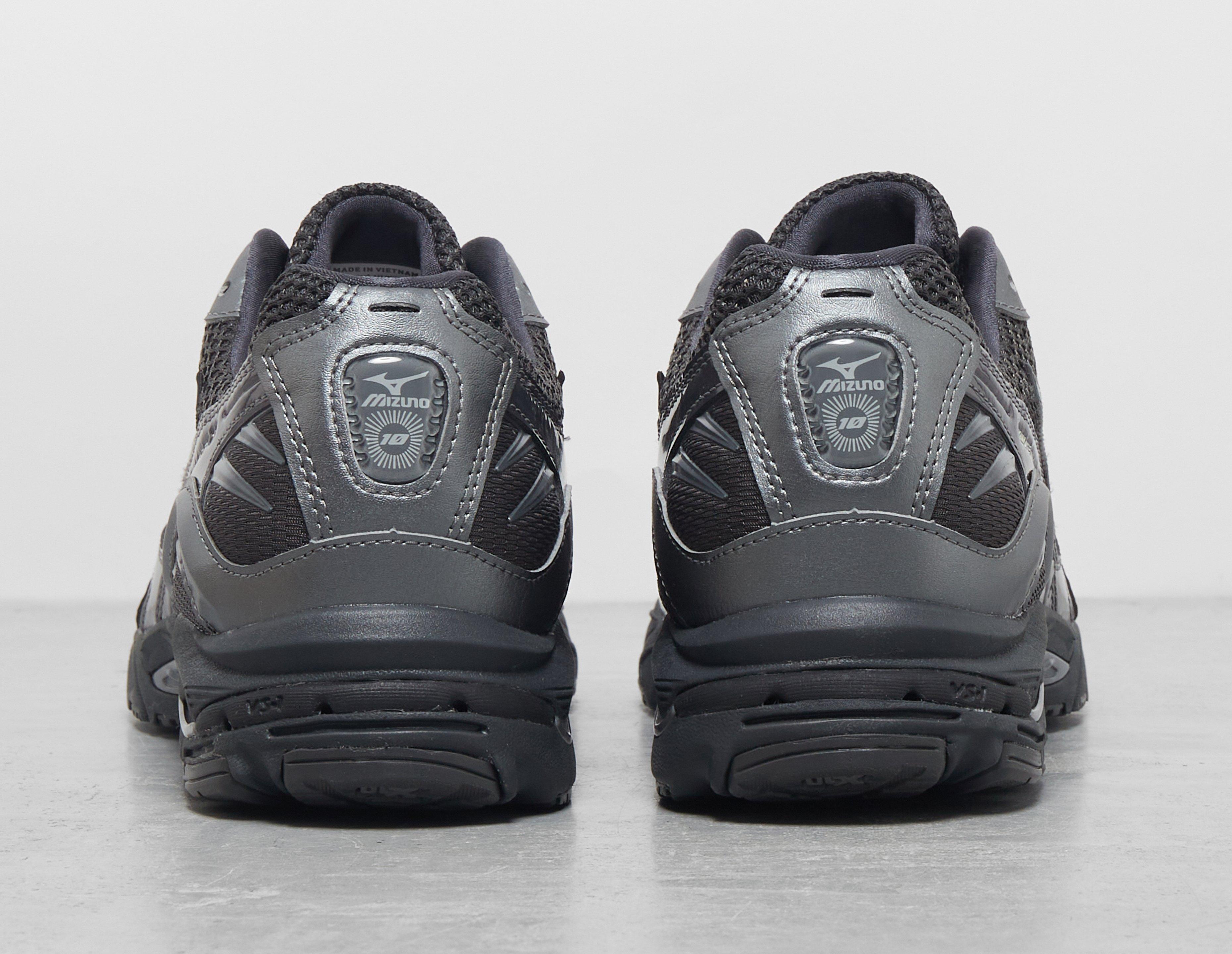 black Mizuno Wave Rider 10