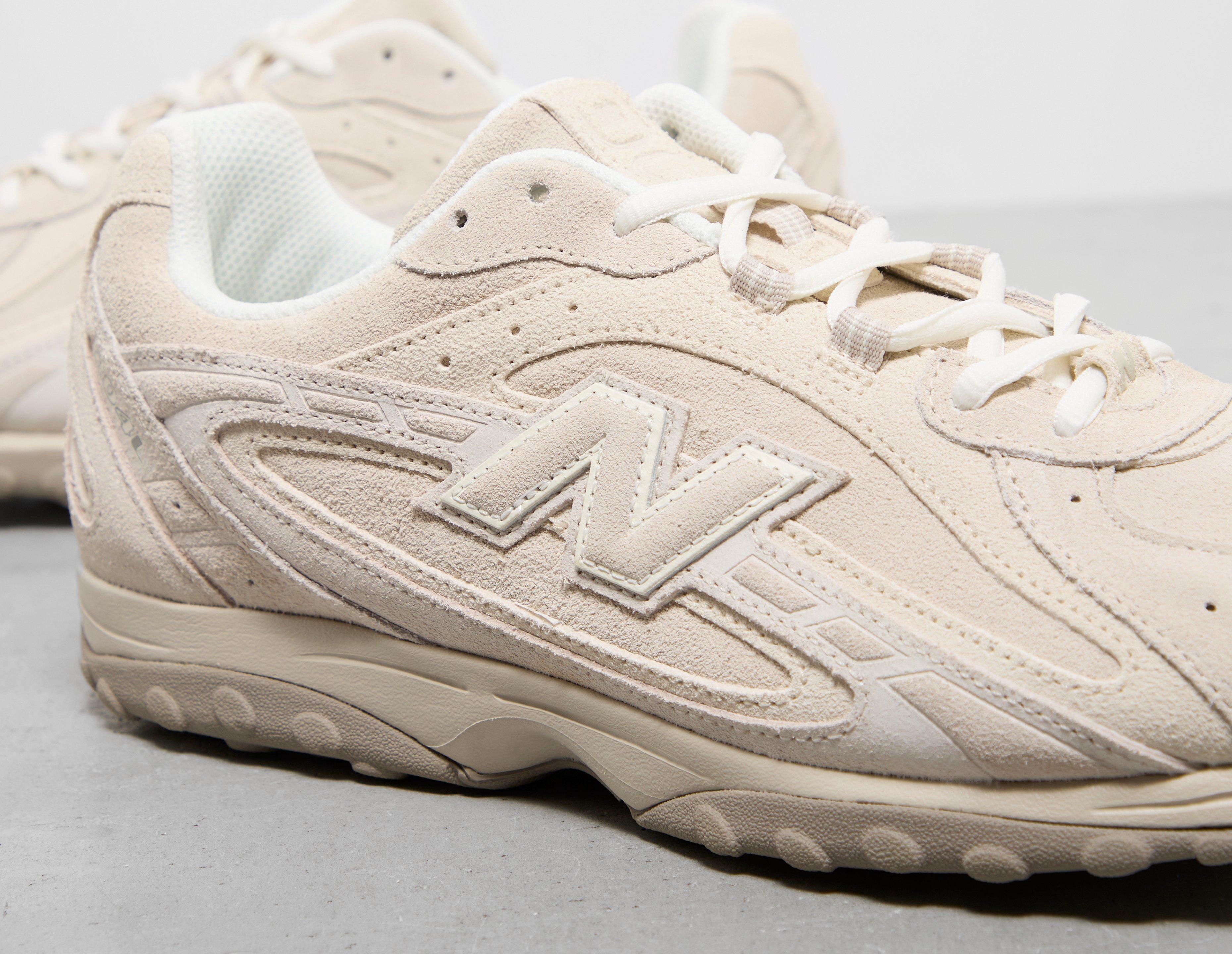 White New Balance 204L