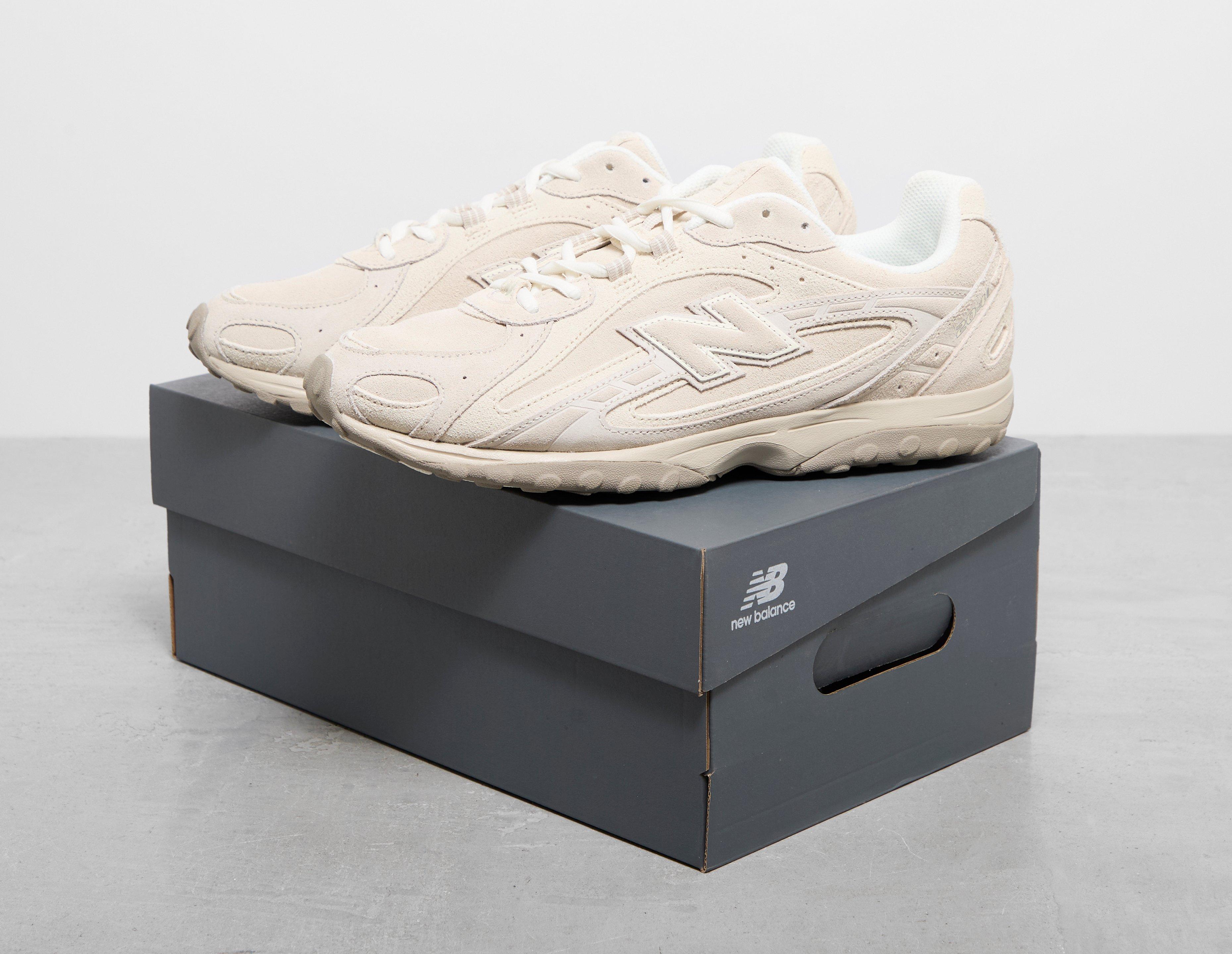 White New Balance 204L