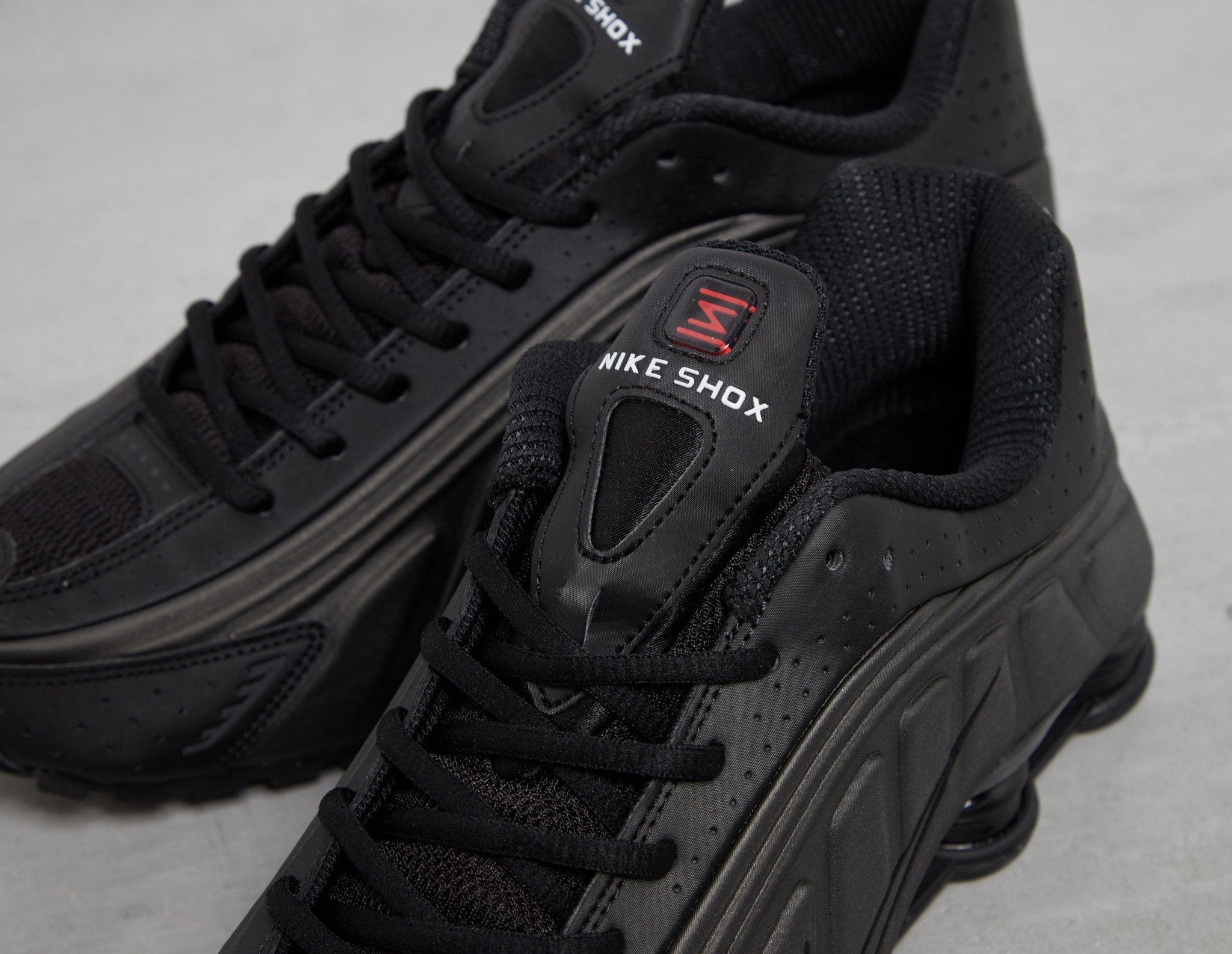 Black Nike Shox R4 | Footpatrol