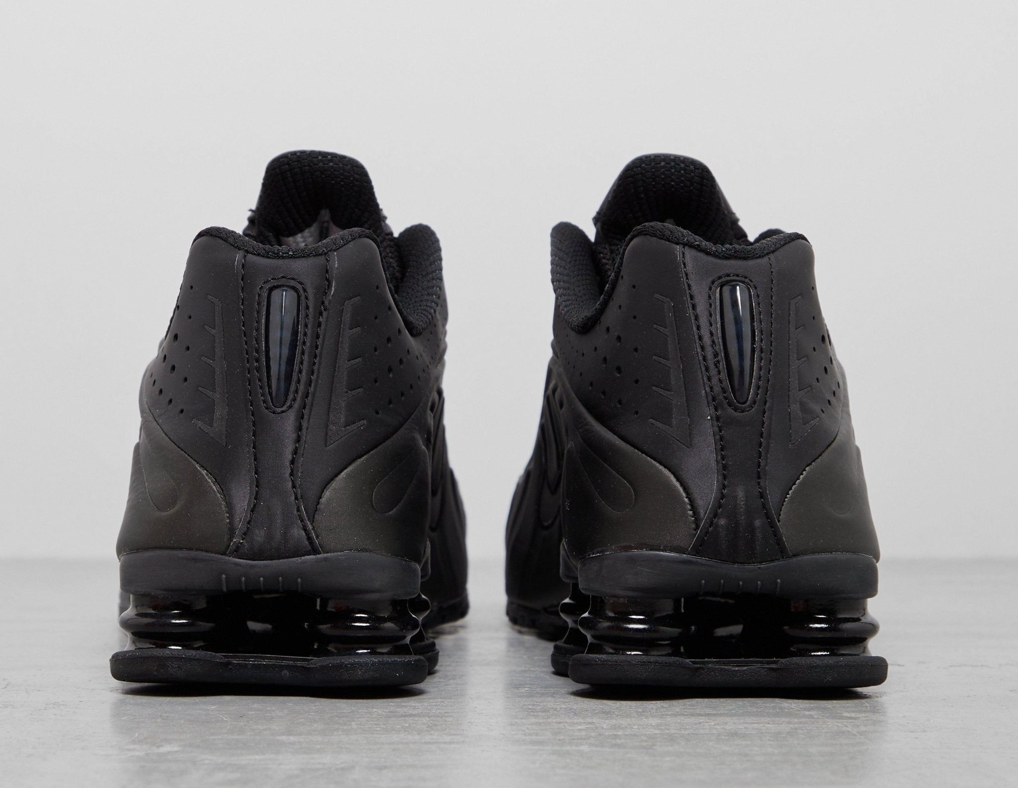 Black Nike Shox R4