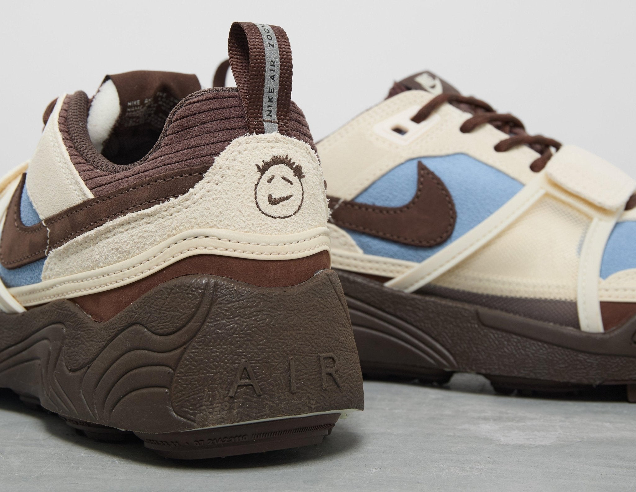 Beige Nike x Travis Scott Zoom Field Jaxx Women's